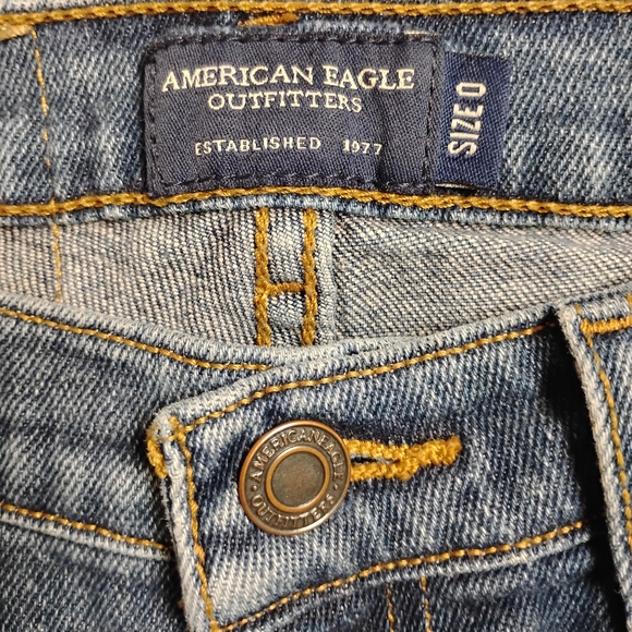 American Eagle Outfitters Light Blue Denim Jeans with Contrast Stitching - Picture 3 of 8